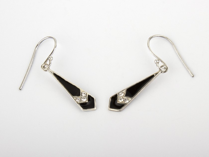Boucles d'oreille en forme de cravates émaillées noir et serties de cristaux transparents