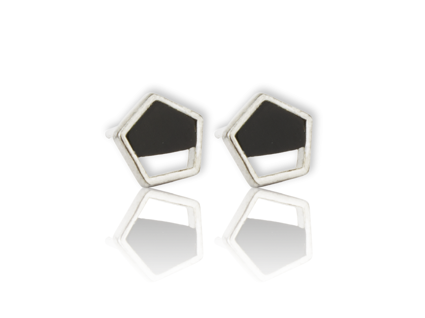 Pendientes pentagonales plateados con incrustaciones de ónix negro