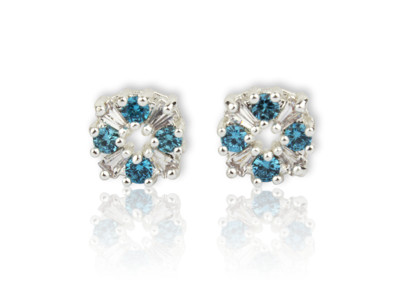 Boucles d'oreille serties de cristaux transparents et bleu clair
