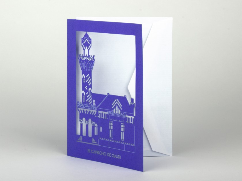 carte postale violette représentant le Capricho de Gaudí découpé au laser