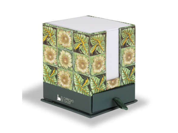 caja cuadrada impresa con girasoles y el logotipo del Capricho de Gaudí rellena de hojas tipo bloc de notas