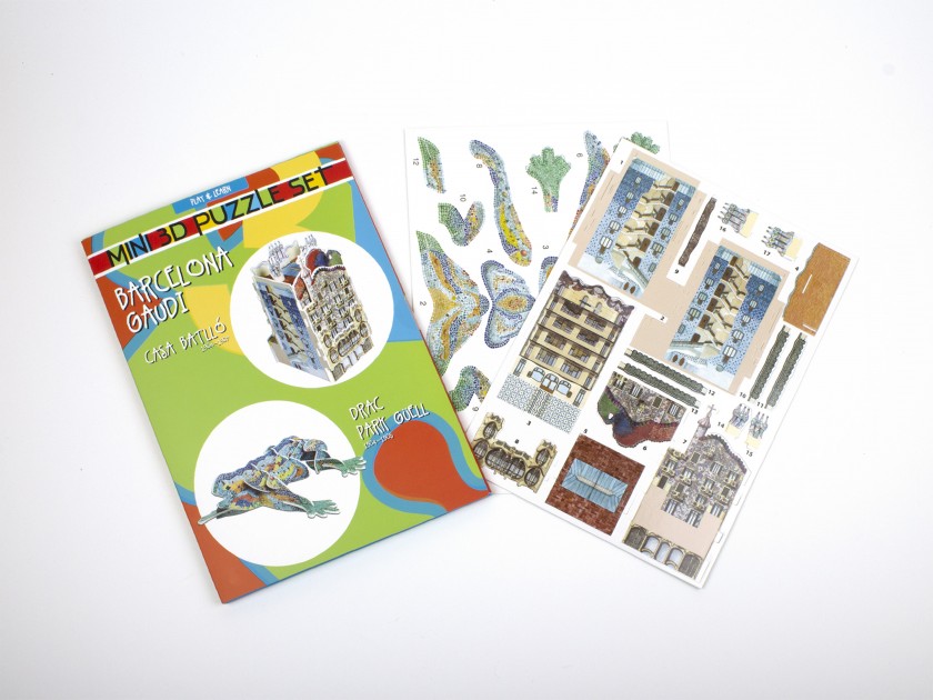 Assembled 3D puzzles of the Casa Batlló and the Dragon of Park Güell in front of the packaging