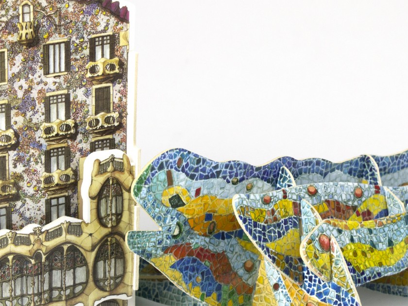 Puzzles 3D montados de la Casa Batlló y el Dragón del Park Güell delante del embalaje