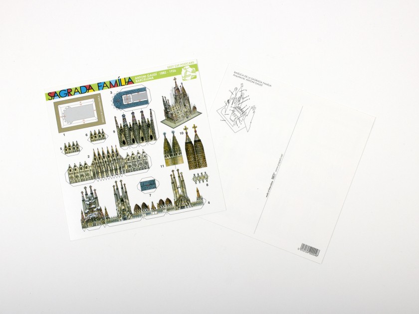 Recto d'une carte contenant les pièces à découper pour monter une mini maquette de la Sagrada Família