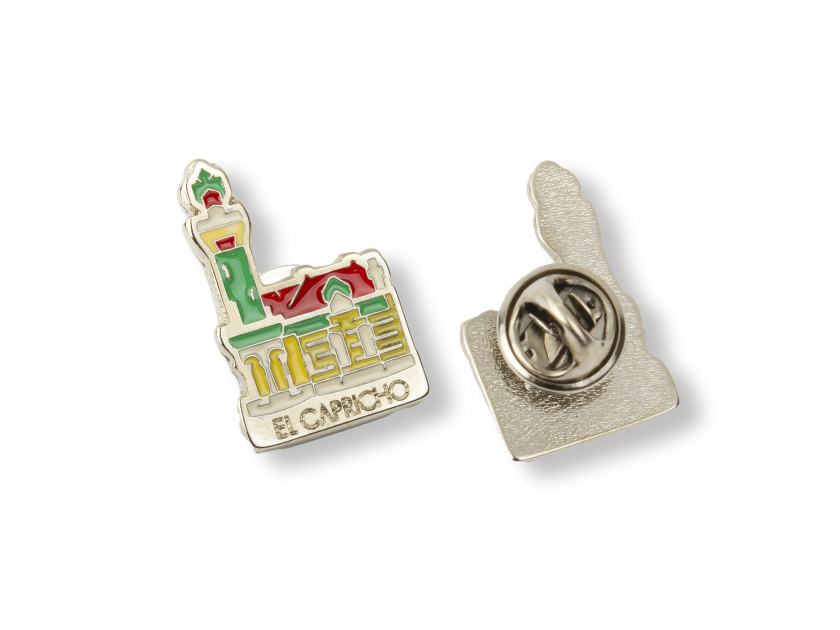 metal pin representing El Capricho de Gaudí seen from the front and back