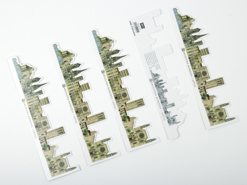 Marcapáginas troquelado que representa los monumentos románicos y góticos de Barcelona en su estuche de plástico