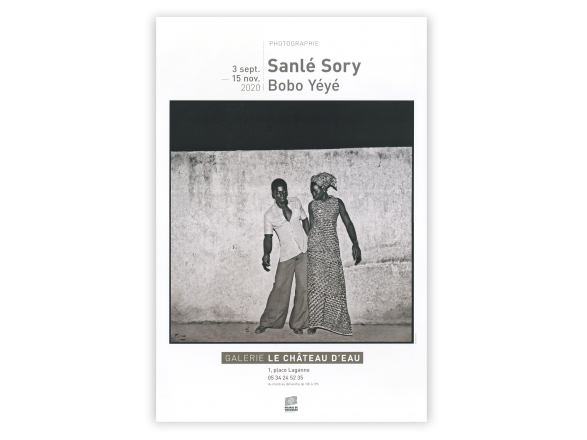 Cartel con una foto en blanco y negro, el nombre de Sanlé Sory y la Galerie du Château d'Eau