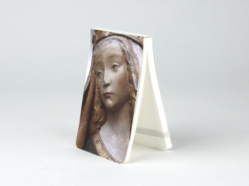 Cuaderno visto de frente con la cara de Notre Dame de Grasse impresa en la tapa