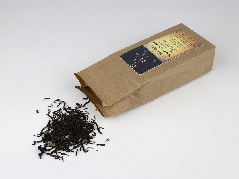 packet of loose tea with a label "thé des rois de Toulouse"