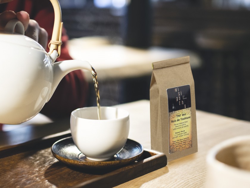 paquete de té a granel con la etiqueta "thé des rois de Toulouse"
