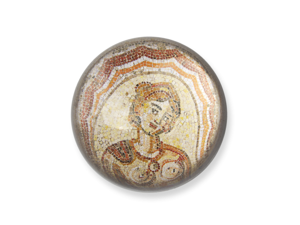 petjapapers de vidre vist des de dalt que mostra un detall de l'mosaic de Dotô reproduït en el seu interior