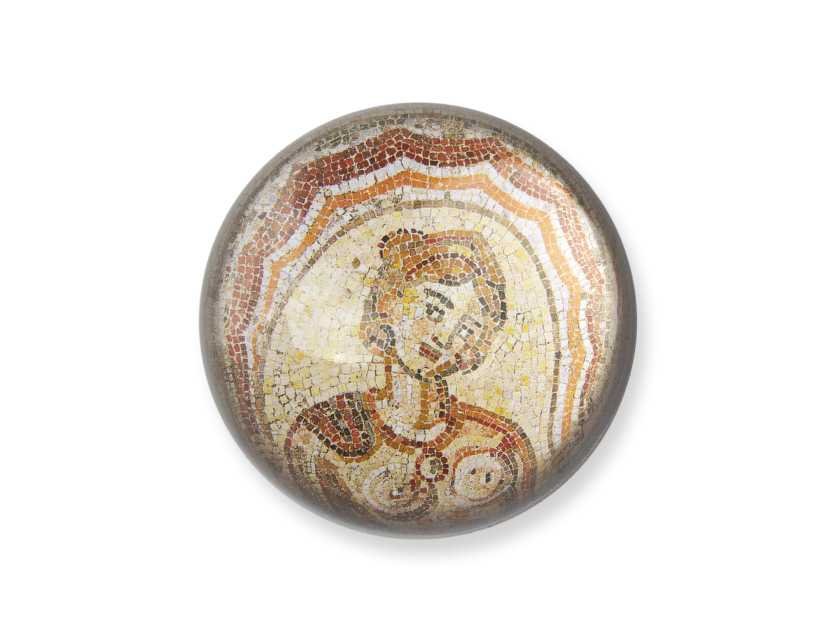 pisapapeles de cristal visto desde arriba que muestra un detalle del mosaico de Dotô reproducido en su interior