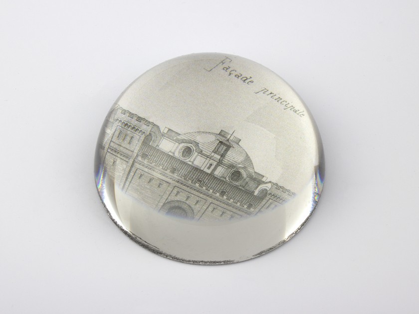glass paperweight seen from above with a sketch of the main facade of the Castelet