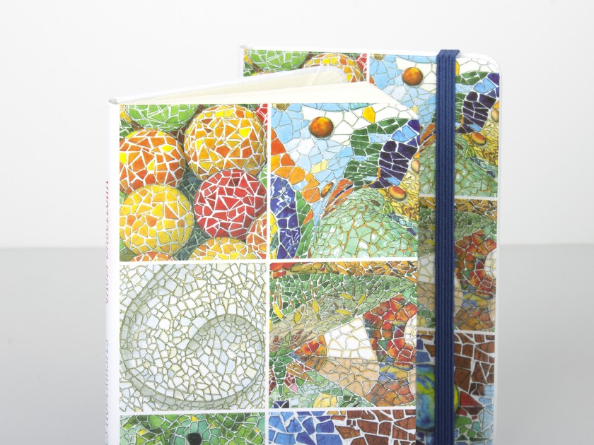 dos cuadernos ilustrados con mosaicos de monumentos de Gaudí