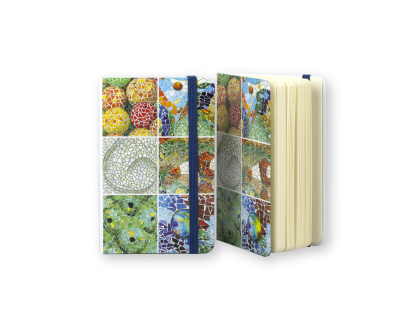 dos cuadernos ilustrados con mosaicos de monumentos de Gaudí