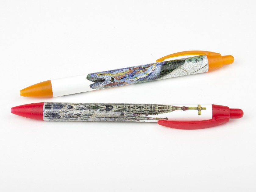 Two pens illustrated with the dragon of Park Güell and a facade of the Sagrada Família in a plastic case