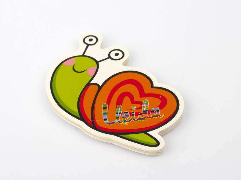 magnet en bois représentant un dessin d'un escargot coloré