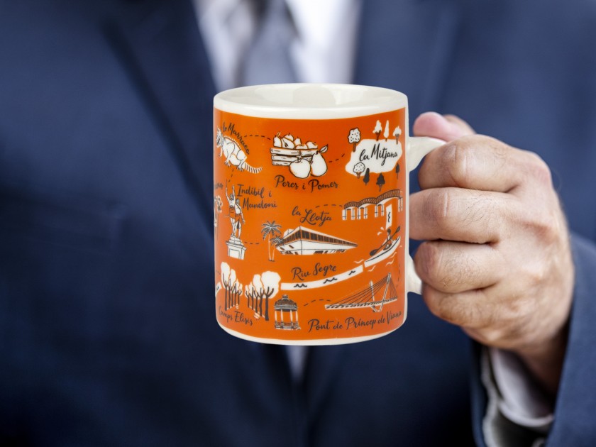 mug en céramique orange avec plusieurs symboles de Lleida imprimés