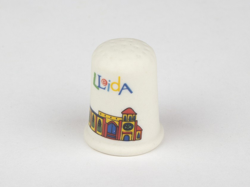 dé à coudre en céramique avec un dessin coloré de la cathédrale de Lleida imprimé dessus