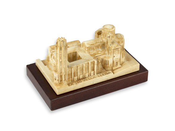 Maqueta de resina de la Catedral de Lleida sobre una base de fusta
