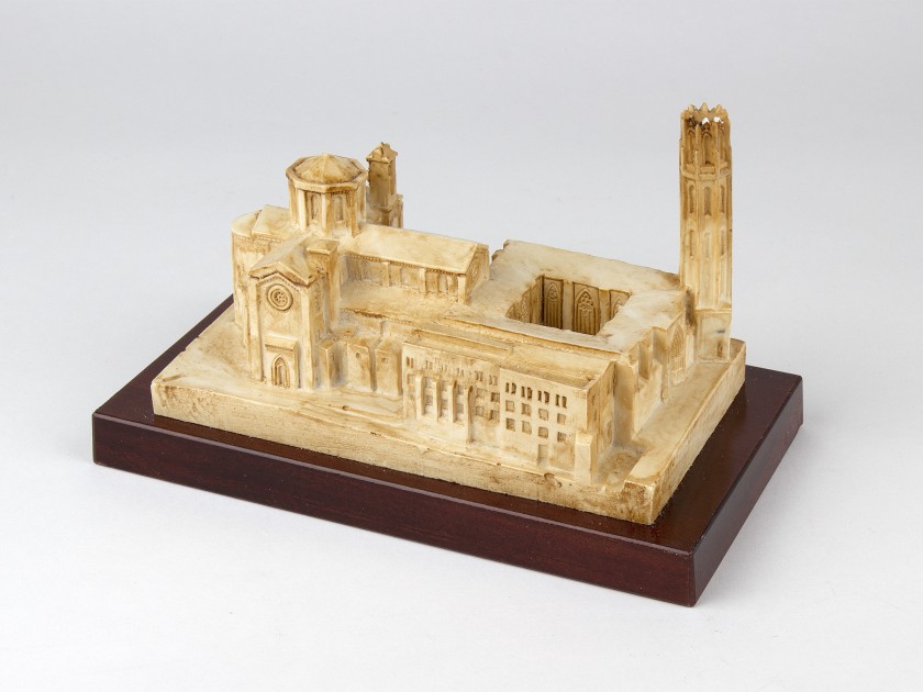 maqueta de resina de la Catedral de Lleida sobre una base de madera