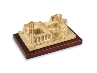 maqueta de resina de la Catedral de Lleida sobre una base de fusta