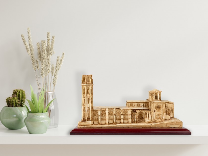 maquette en résine représentant la cathédrale de Lleida sur un socle en bois