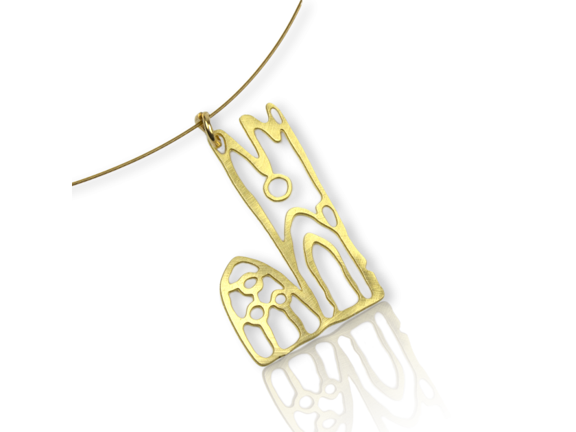 collar con un colgante de metal dorado que representa la catedral de Lleida