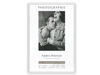 Cartel con una foto en blanco y negro, el nombre de Anders Petersen y la Galerie du Château d'Eau