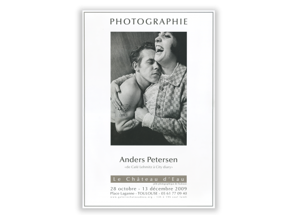 Cartel con una foto en blanco y negro, el nombre de Anders Petersen y la Galerie du Château d'Eau