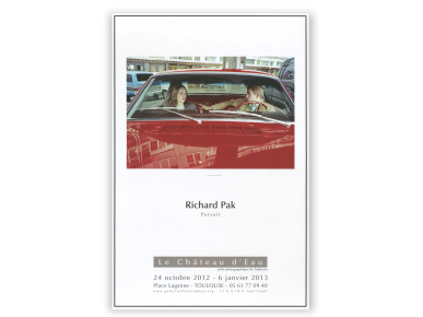 Cartell amb una foto, el nom de Richard Pak i la Galerie du Château d'Eau