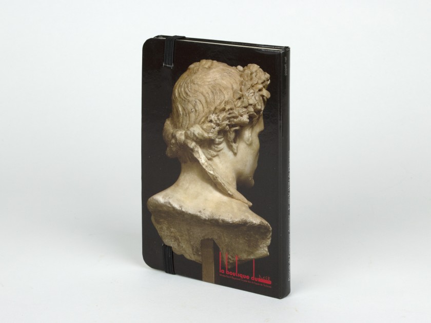 notebook seen from the front with the bust of Augustus printed on the cover