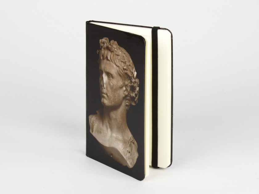 Cuaderno visto de frente con el busto de Augusto impreso en la tapa