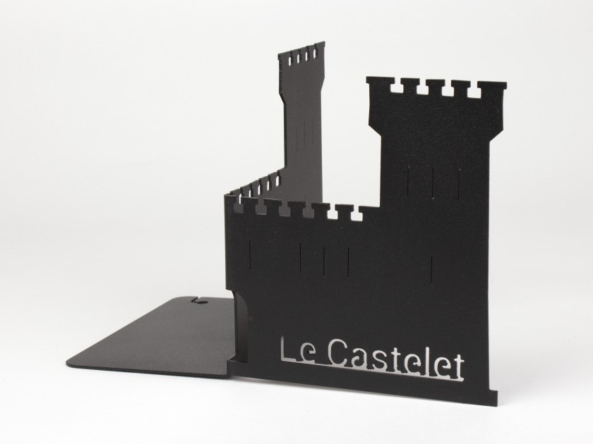Sujetalibros de metal negro con el nombre del Castelet recortado en el lateral