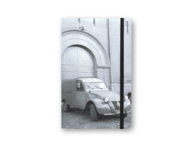 quadern amb una tapa il·lustrada amb una foto en blanc i negre d'una furgoneta 2CV aparcada davant de l'Castelet