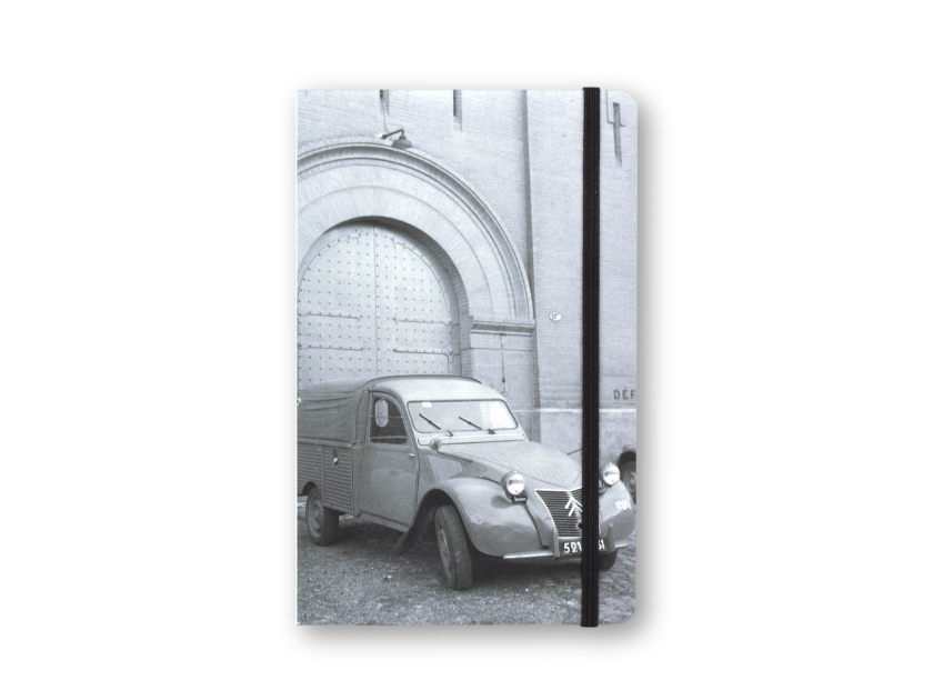 cuaderno con una tapa ilustrada con una foto en blanco y negro de una furgoneta 2CV aparcada delante del Castelet