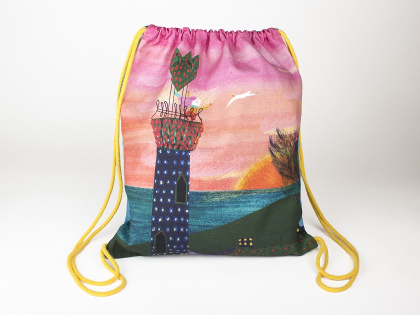 pequeña mochila de cordón con una ilustración infantil del Capricho de Gaudí