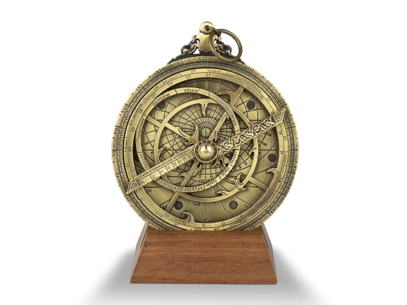 Astrolabi planisférico de metall daurat sobre base de fusta