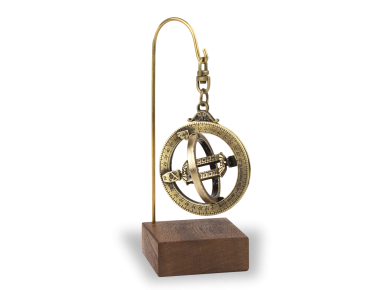 anneau astronomique en métal doré posé sur un socle en bois