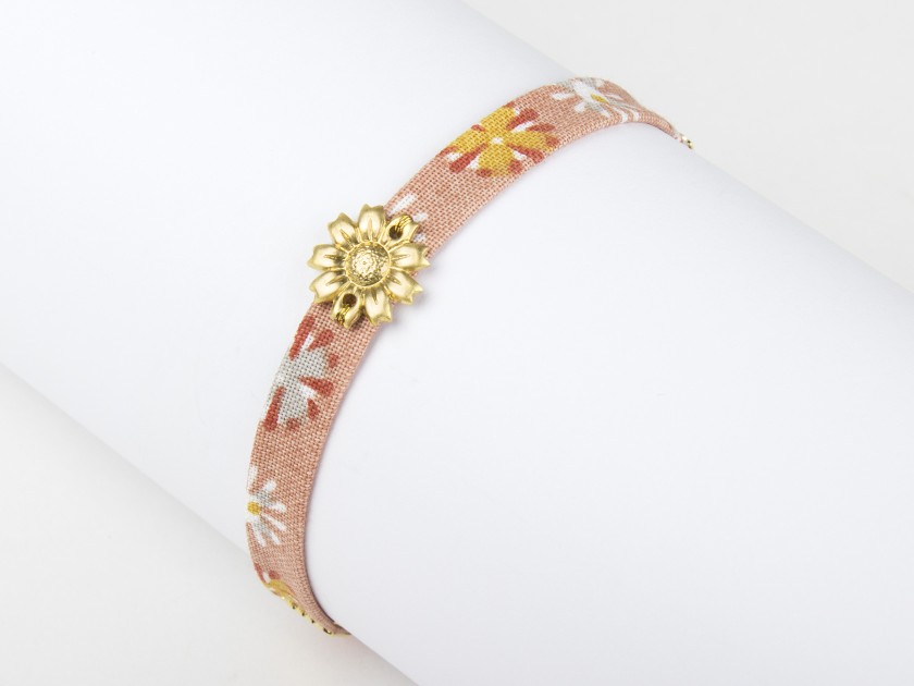 pulsera de tela floral rosa con un girasol dorado