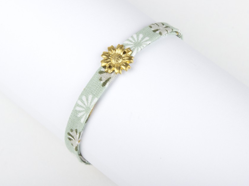 bracelet en tissu turquoise avec une fleur de tournesol dorée cousue