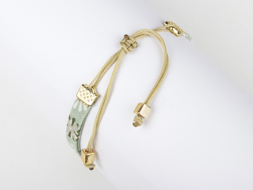 bracelet en tissu turquoise avec une fleur de tournesol dorée cousue