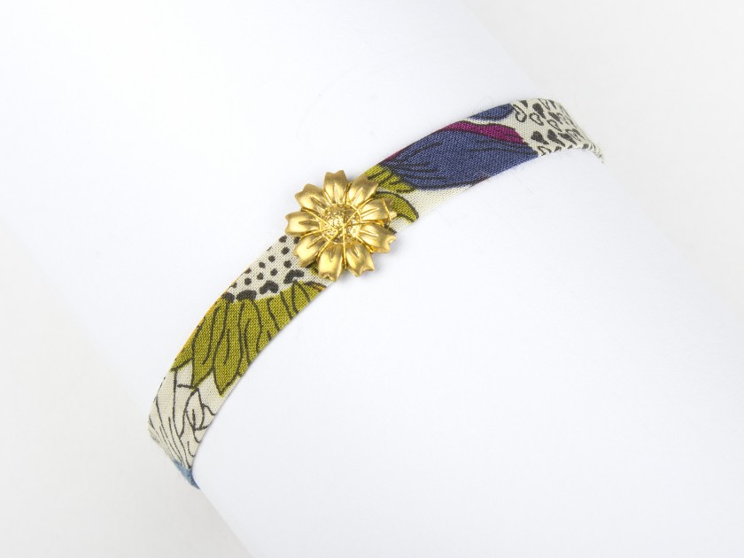 pulsera de tela floreada con un girasol dorado