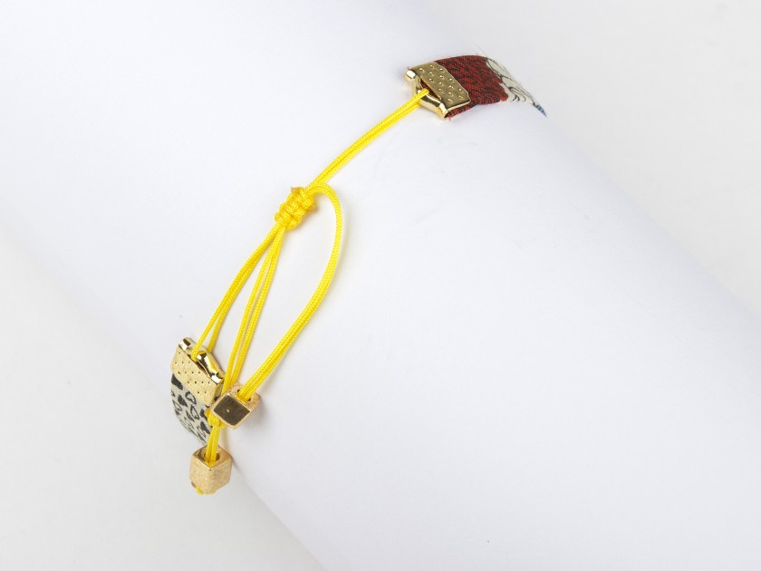 pulsera de tela floreada con un girasol dorado
