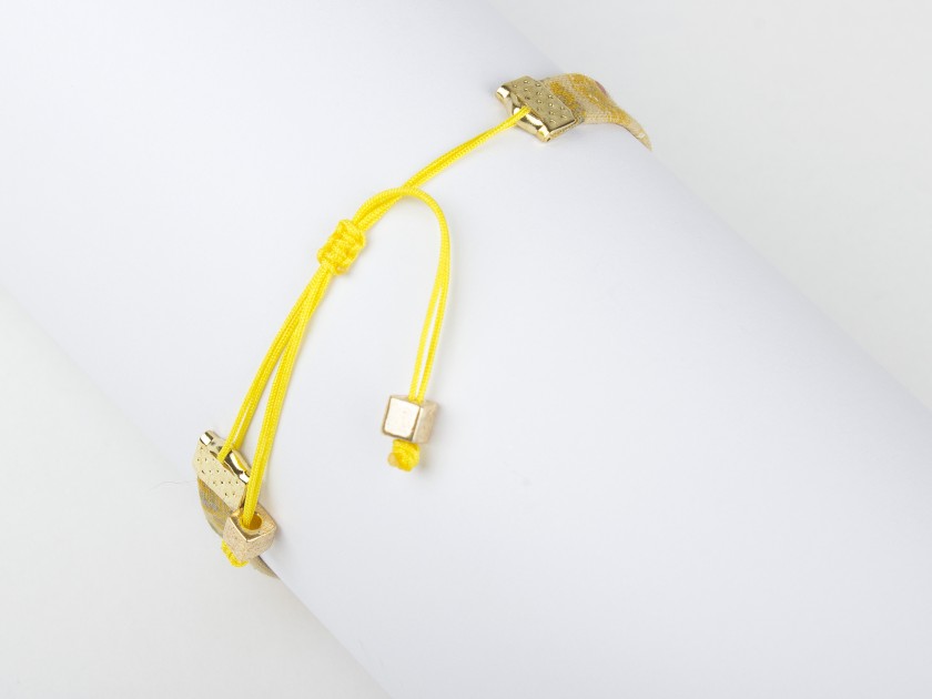 bracelet en tissu fleuri couleur moutarde avec une fleur de tournesol dorée cousue