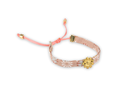 pulsera de tela rosa floreada con un girasol dorado cosido