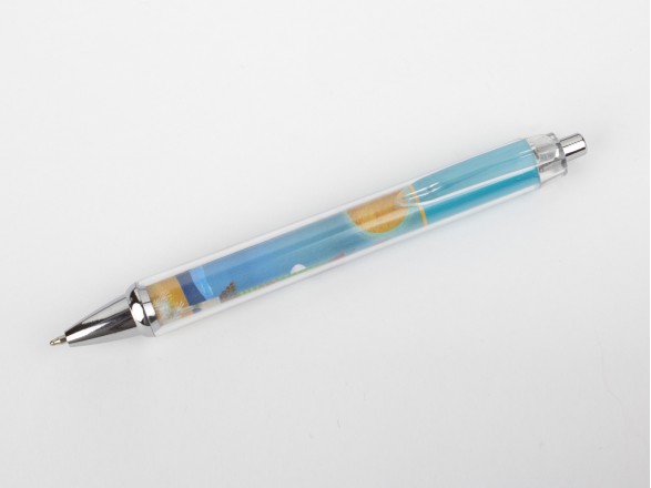 bolígrafo de plástico con un diseño impreso en el interior