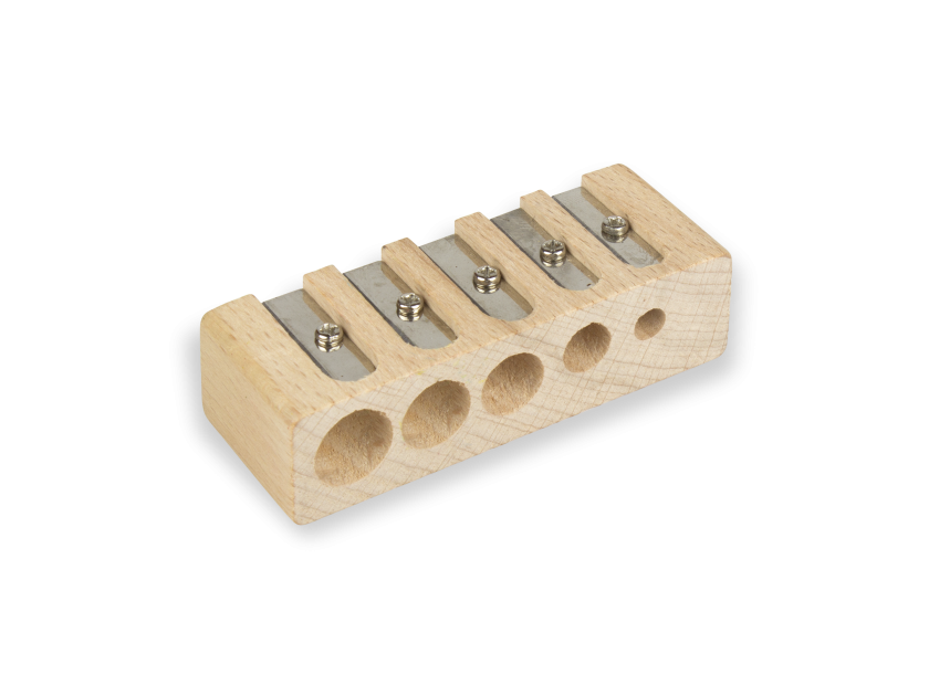 foto de un sacapuntas de madera con 5 agujeros de diferentes tamaños