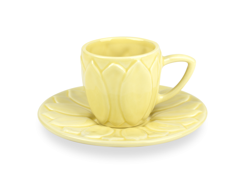 taza de café de cerámica esmaltada amarilla sobre un platillo en forma de girasol