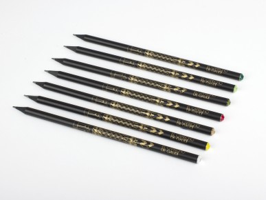 7 crayons à papier noirs avec le logo du Capricho imprimé en doré et avec un cristal sur l'embout